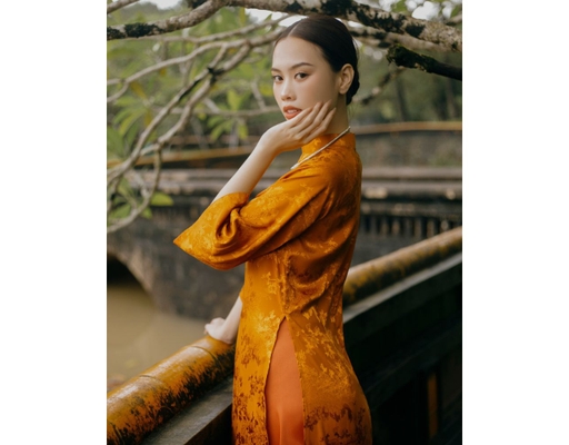 Áo Dài Gấm Đỏ AD44-VN F2 Fashion & Freedom ảnh 3